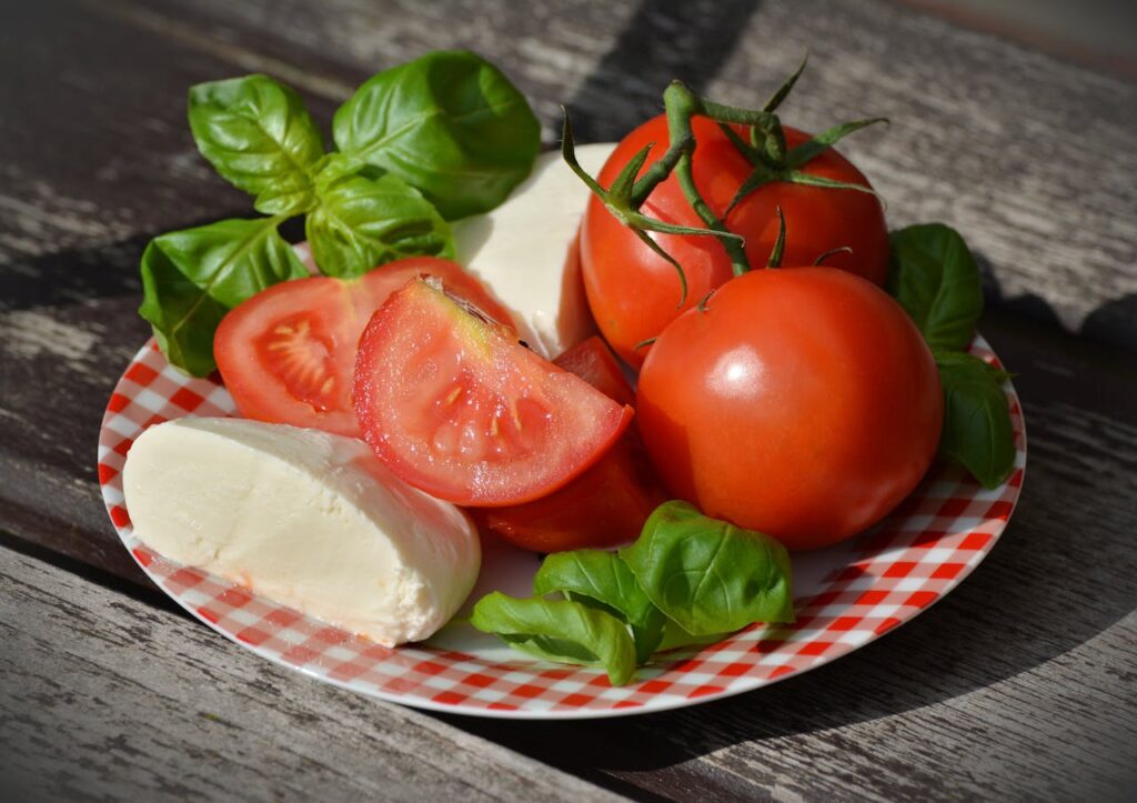 tomatoes-tomato-mozzarella-basil-mozzarella-144239 vendita mozzarella fresca ad Agerola